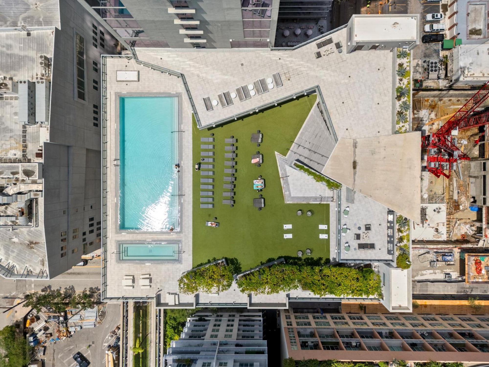 Penthouse Infinity Heated Pool And Jacuzzi *