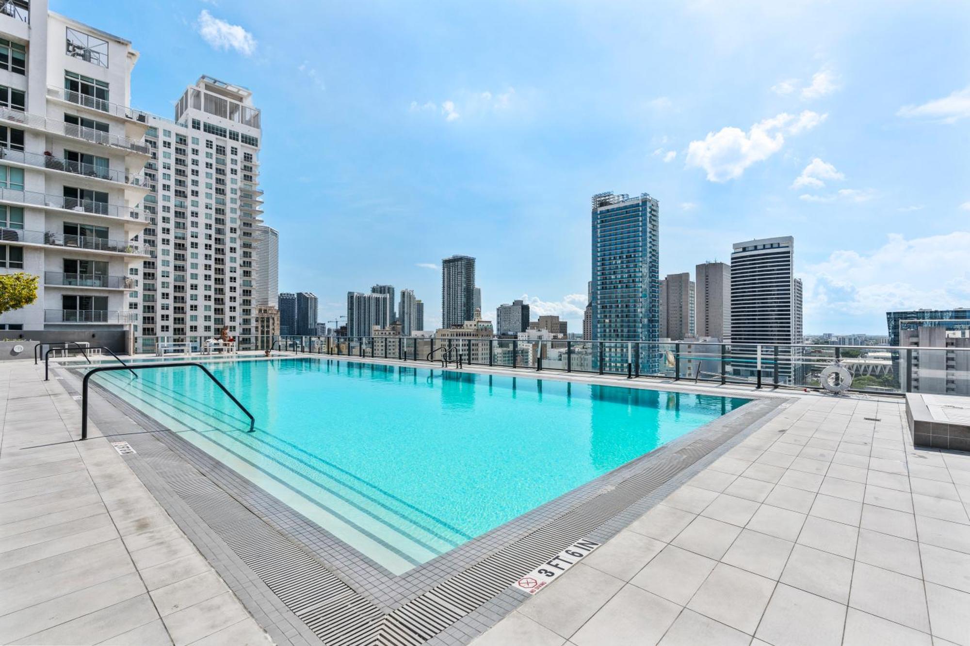 Penthouse Infinity Heated Pool And Jacuzzi Apartment
